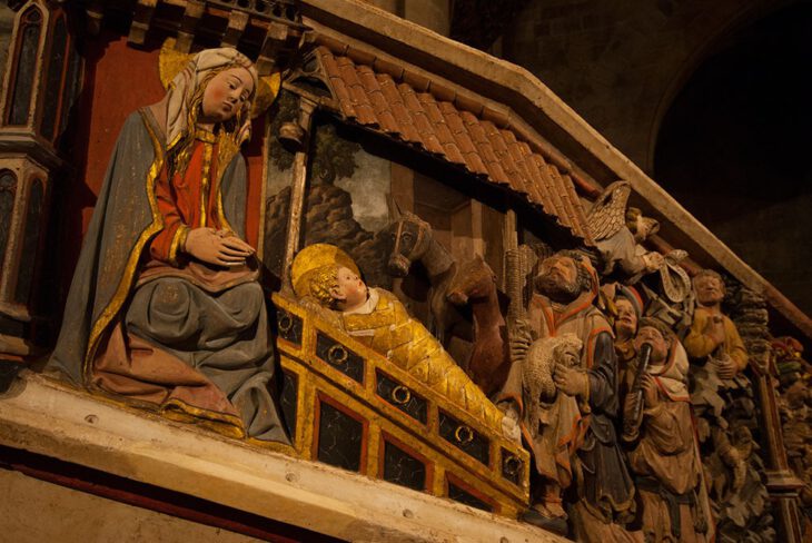 Representación del nacimiento de Jesús en la escalera del coro de la Basílica de Morella