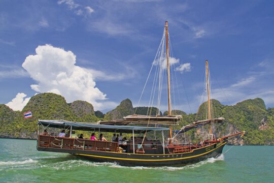 Embarcación tradicional recorriendo las aguas del Parque Nacional de la Bahía de Phang Nga