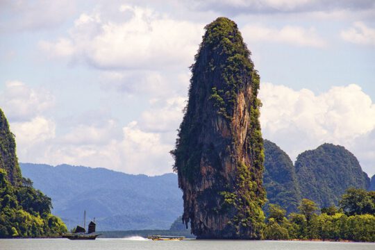 Islotes calcáreos de la Bahía de Phang Nga, en ocasiones se elevan a cientos de metros de altura en asombrosas formaciones.