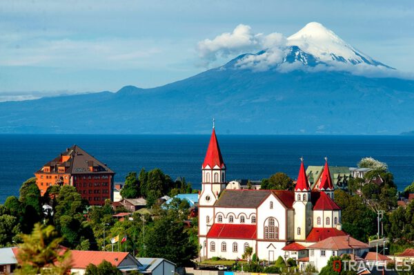 Puerto Varas, con la iglesia y el volcán Osorno al fondo