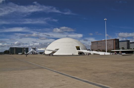 Museo Nacional de la República, al fondo, la Catedral Metropolitana de Nuestra Señora Aparecida