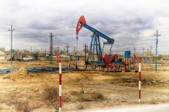 Bomba o caballito de extracción de petróleo en las afueras de Bakú