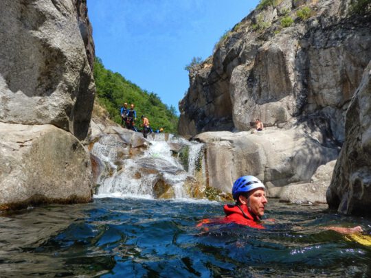 Toboganes de agua sobre las rocas