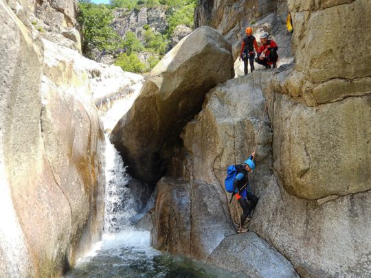 Las rocas y el agua siempre serán un obstáculo que deberemos superar