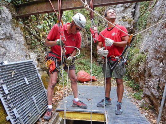 Personal experimentado que nos llevara al interior de la cueva