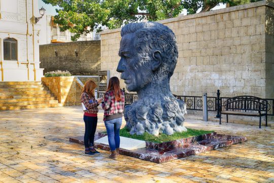 Escultura del venerado poeta azeri Aliagha Vahid