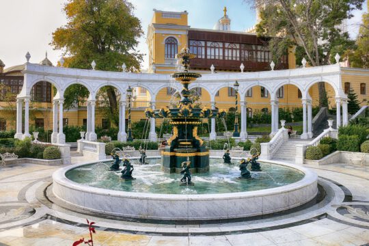 Fuente en los jardines de laSociedad Filarmónica de Bakú