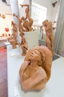 Exposición y venta de figuras de arcilla en Le Molin des Arts