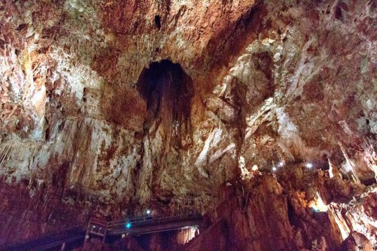 Descenso al interior de la cueva