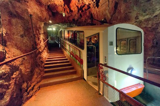 Tren de acceso al interior de la cueva para visitantes