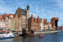 Skyline de Gdansk desde el río Motlawa con el Puerto-Grúa al fondo