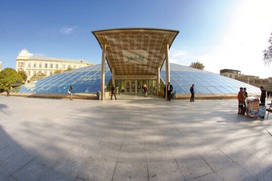 Moderna estación central del Metro de Bakú