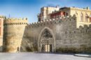 Puerta de entrada en la muralla de la antigua ciudad de Bakú