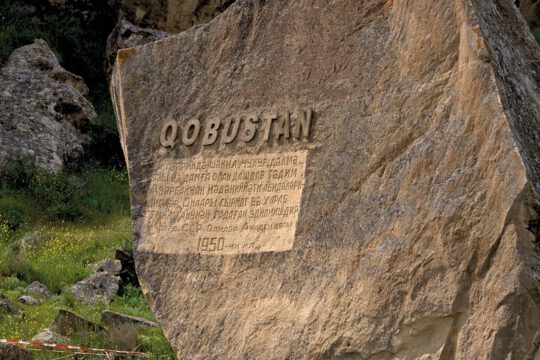 Petroglifos en el Museo al aire libre de Gobustán