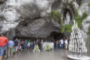 Cola para acceder a la gruta de Lourdes