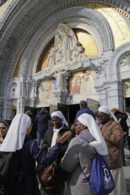 Peregrinos en la puerta de la Basílica del Rosario