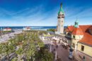 Faro-mirador y muelle den la marina de Sopot