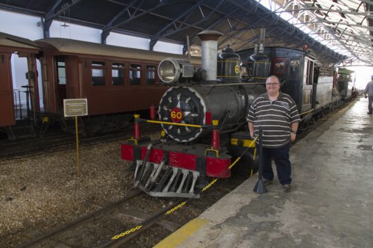 David Bigorra en frente a la locomotora de la Estación de Tiradentes