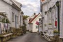 Calles del pueblo costero de Sogndalstrand