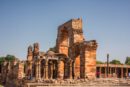 Jardines de las ruinas de la mezquita Quwwat-Ul-Islam Masjid