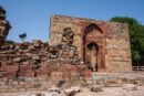 Jardines de las ruinas de la mezquita Quwwat-Ul-Islam Masjid