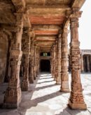 ruinas de la mezquita Quwwat-Ul-Islam Masjid