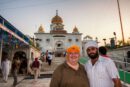 David Bigorra en la entrada del templo Gurdwara Bangla Sahib