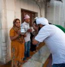 Purificandose con agua sagrada del templo