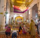 Interior del templo de Gurdwara Bangla Sahib