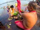 LOS HINDÚES REALIZAN EL “KOLA BOU SNAN” DE PURIFICACIÓN POR LA MAÑANA, ANTES DE BRINDAR SUS OFRENDAS A LA MADRE DURGA. SE LLEVA A CABO REGANDO CON AGUA DEL RÍO UNA RAMA DE BANANO ENVUELTO CON UN SARI