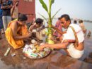 LOS HINDÚES REALIZAN EL “KOLA BOU SNAN” DE PURIFICACIÓN POR LA MAÑANA, ANTES DE BRINDAR SUS OFRENDAS A LA MADRE DURGA. SE LLEVA A CABO REGANDO CON AGUA DEL RÍO UNA RAMA DE BANANO ENVUELTO CON UN SARI