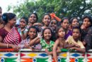 Tanto mayores como niños asisten multitudinariamente al río para presenciar el último ritual del Festival de Durga Puja