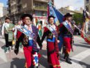 Comparsas con trajes típicos y de las fiestas de Moros y Cristianos