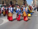 Comparsas con trajes típicos y de las fiestas de Moros y Cristianos