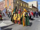 Comparsas con trajes típicos y de las fiestas de Moros y Cristianos