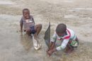 Niños jugando en la orilla del mar