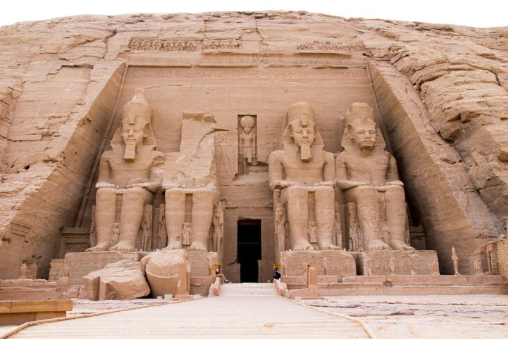 Abu Simbel fachada principal en su emplazamiento actual