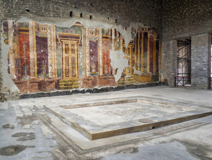 Oplontis el atrio con frescos monumentales en estilo pompeyano, destaca el estanque del impluvium