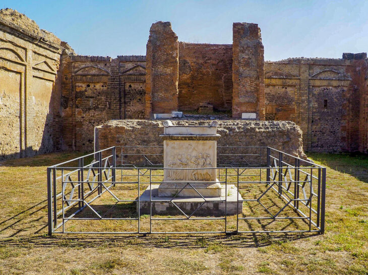 Pompeya Templete consagrado al culto del emperador Vespasiano