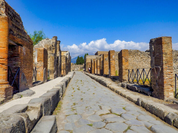 Pompeya Vía Consolare con el Vesubio al fondo