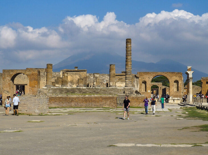 Pompeya plaza del Foro al fondo el Templo de Jupiter